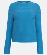 Blusa de punto color celeste con textura ondulada, cuello redondo y mangas largas.