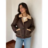Campera tipo gamulán de ecocuero marrón con forro y detalles de corderito en cuello, solapas y bolsillos. Presenta cierre frontal con botones y dos bolsillos externos.