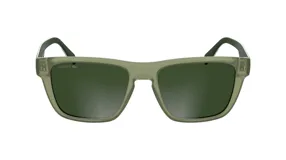 Lentes de sol Lacoste modelo 6058, color verde oliva, con marco cuadrado de acetato y lentes polarizadas verdes. Logo del cocodrilo en el lateral.