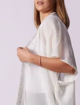 Kimono negro de gasa con apliques de brillos en el cuello y el frente.