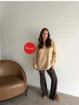 Pantalón oxford de viscosa con estampado animal print tipo leopardo, tiro alto y diseño ajustado en la parte superior que se ensancha hacia los bajos.