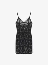Combinación tipo slip dress corta de encaje negro, con escote en V tanto en el frente como en la espalda y breteles finos ajustables.