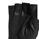 Guantes deportivos Adidas sin dedos, diseñados para entrenamiento. Presentan una estructura de malla transpirable en el dorso y una palma texturizada para mayor agarre, con cierre de velcro ajustable en la muñeca que incluye el logo de la marca.