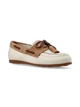 Mocasín de cuero estilo náutico, en combinación de color crema y marrón gamuzado. Presenta detalles de costuras artesanales, cordones de cuero cruzados con ojales metálicos, flecos y borlas decorativas en el empeine.