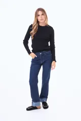 Buzo tejido de punto acanalado, color negro, con cuello redondo y mangas largas.