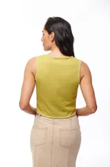 Top color verde oliva, tejido de punto acanalado, con cuello redondo y cierre frontal abotonado. Sin mangas.