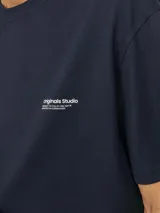Remera azul marino de manga corta y cuello redondo con calce relajado. Cuenta con un pequeño estampado tipográfico en el pecho que dice "Originals Studio".
