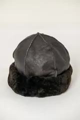 Gorro de borrego azul marino.