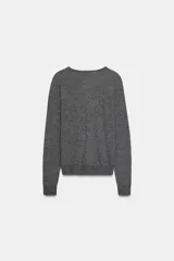 Jersey de punto liso extrafino con cuello redondo y manga larga, confeccionado en una mezcla de lana y seda.