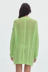Sweater de punto calado color verde claro, con cuello alto, mangas largas y diseño oversized.