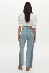 Pantalón jean recto color celeste con detalles de contraste en un tono de denim más oscuro en los laterales.