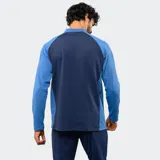 Buzo de entrenamiento Umbro del Club Nacional de Football, con medio cierre frontal, mangas largas y diseño en bloques de color azul y azul marino. Cuenta con el logo de la marca y el escudo del club en el pecho.