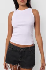 Musculosa blanca de morley de algodón al cuerpo, sin mangas y con escote deportivo con terminaciones en collareta.