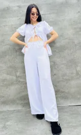 Pantalón palazzo blanco de tiro alto con elástico en la cintura.