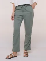 Pantalón de algodón color beige de corte recto, con pretina elastizada, cordón de ajuste y bolsillos laterales.