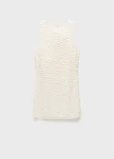 Vestido corto de corte recto y sin mangas, con cuello redondo. Presenta una superficie completamente cubierta de abalorios decorativos de plástico con acabado nacarado y cierre de cremallera invisible en la parte posterior.