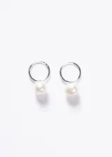 Par de aros tipo argolla de plata 925 hipoalergénica, con una perla de río natural colgante.