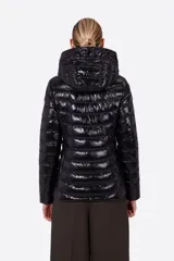 Campera puffer color beige claro, con capucha y cierre frontal.