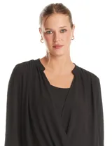 Blusa de gasa negra con diseño de doble capa, cuello a la base y escote en V pronunciado. Presenta mangas largas con puños anchos abotonados y un corte fluido.