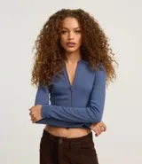 Saco azul de rib con capucha y cierre de cremallera.