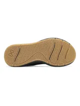 Championes de entrenamiento Under Armour modelo W Aurora 3, diseñados específicamente para el pie femenino. Presentan una parte superior de malla transpirable en color negro con detalles de gamuza, mediasuela con amortiguación Charged+ y suela de goma color caramelo con patrón de tracción multidireccional.