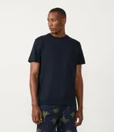 Remera de manga corta y cuello redondo, confeccionada en algodón peruano de alta calidad. Presenta un diseño liso y corte cómodo, ideal para uso diario.