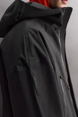 Cazadora deportiva de esquí en color negro, confeccionada en tejido técnico impermeable de tres capas con costuras y cremalleras termoselladas. Cuenta con capucha ajustable, ventilación en axilas, puños con ajuste de tira adherente y puño interior elástico con abertura para el pulgar. Incluye sistema de rescate RECCO y faldón interior para protección contra el frío.