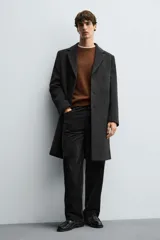 Abrigo regular fit de color negro, confeccionado con mezcla de lana y cashmere. Presenta cuello con solapas de muesca, manga larga, bolsillos de vivo en la cadera, abertura central en la espalda y cierre frontal de botonadura con tres botones.