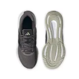 Championes Adidas Ultrabounce grises con suela blanca, ideales para running.