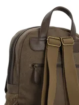 Mochila RKF de diseño patchwork que combina paneles de lona marrón con detalles de tejido étnico multicolor y aplicaciones de cuero sintético. Cuenta con un bolsillo frontal con solapa y cierre de hebilla, además de un compartimento principal con cierre metálico.