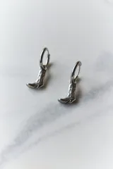 Par de aros dorados con forma de bota texana y detalles esmaltados en rojo. Cierre tipo argolla.