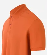 Remera polo de manga corta color verde militar, confeccionada en algodón peruano con cuello convencional y cierre de botones.