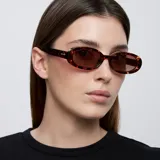 Lentes de sol ovalados con montura carey y lentes marrones polarizadas.
