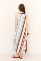 Vestido midi de punto sin mangas, con escote redondo y diseño de rayas verticales en tonos crudo, rosado y marrón oscuro.