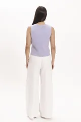 Pantalón de corte palazzo color lila, con cintura alta y bolsillos laterales.