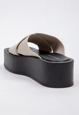 Sandalias negras de plataforma con punta cuadrada y dos tiras anchas cruzadas en la capellada.