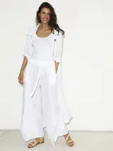 Tapado de lino blanco con cuello camisero, mangas 3/4 y botones de madera.