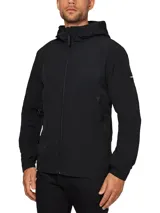 Campera negra con capucha de nailon reciclado, estilo blusón, con cierre de cremallera, bolsillos delanteros con cremallera, puños y dobladillo elásticos, tirador de cremallera con la marca e insignia con el logo de Calvin Klein en la manga.