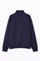 Buzo de cuello alto con cierre frontal parcial, de manga larga y corte holgado, con puños y ruedo acanalados.