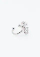Ear cuff plateado con forma de flor y detalles de circonitas blancas y una perla en el centro.