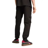 Pantalon de jogging Puma, modelo cargo, color negro. Presenta cintura elástica con cordón, bolsillos laterales tipo cargo con solapa y logo de la marca estampado en blanco en la pierna izquierda.