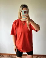 Remerón oversize de manga corta, color ladrillo, confeccionado en algodón.
