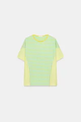 Camiseta de corte regular fit, cuello redondo y manga corta, confeccionada en una mezcla de algodón y lino. Presenta un diseño a rayas horizontales en tonos verdes y amarillos, con paneles laterales y mangas que combinan rayas verticales.