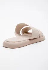 Sandalia color marrón claro de símil cuero con doble cinta ancha y plataforma de 2 cm.