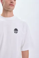 Remera blanca de corte amplio con estampado en la espalda de Mando y Grogu de la serie The Mandalorian, con texto "His name is Grogu".