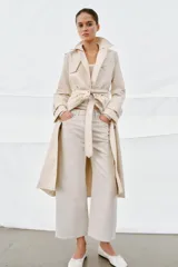 Jeans de tiro medio con diseño culotte y pierna ancha. Cuenta con cintura con trabillas, cierre frontal con cremallera y botón, y cinco bolsillos clásicos.