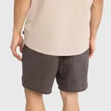 Short de baño tipo cargo color gris oscuro, con ajuste regular, bolsillos laterales y parche circular con logo en la parte inferior.