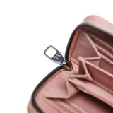 Billetera rectangular color rosado con diseño de corazones en relieve y logo metálico de la marca XL en el centro. Cuenta con cierre perimetral.