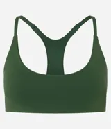 Top deportivo de microfibra color verde militar, con escote redondo, copas incorporadas y espalda nadadora. Marca Get Over.
