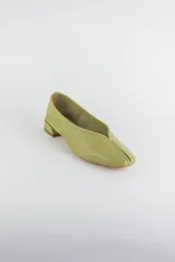 Mocasines de cuero metalizado color gris, con diseño de punta cuadrada y costura central fruncida en la capellada.